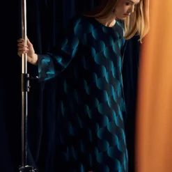 Aarikka naisten mekko Fresia, musta kuosi
