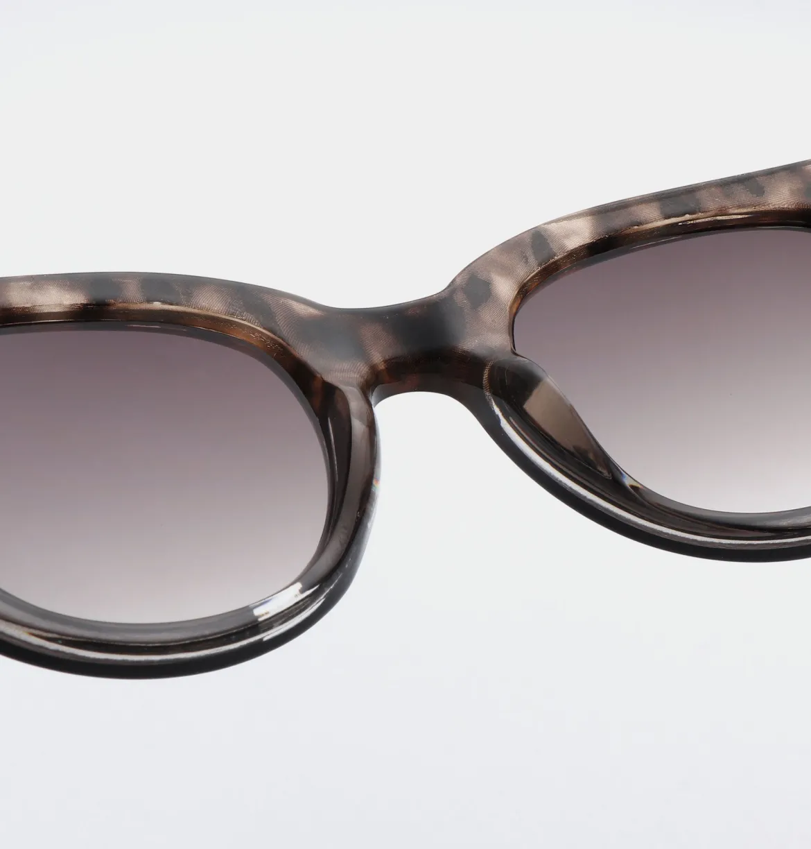 A.Kjaerbede Unisex aurinkolasit Lilly, musta kuosi