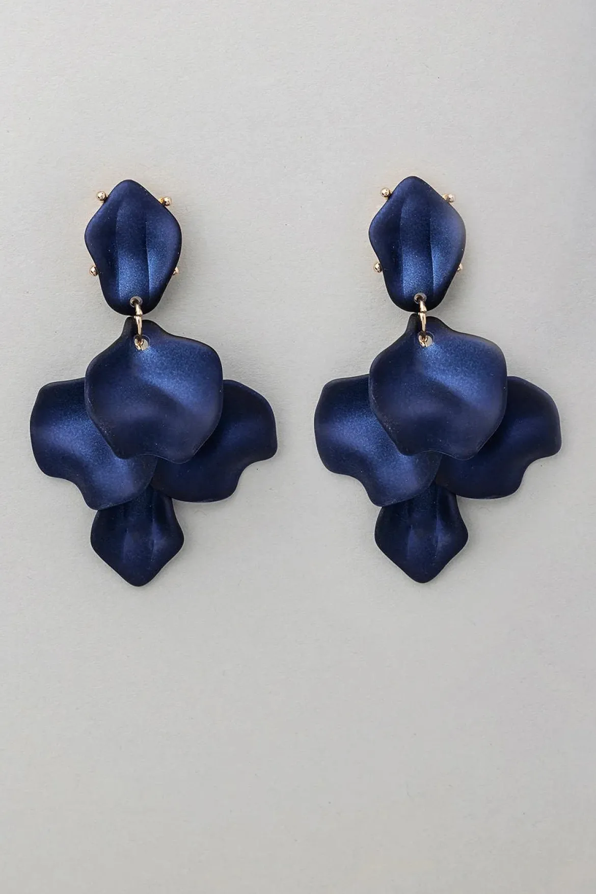Bow 19 korvakorut PEARL LEAF EARRINGS, tummansininen