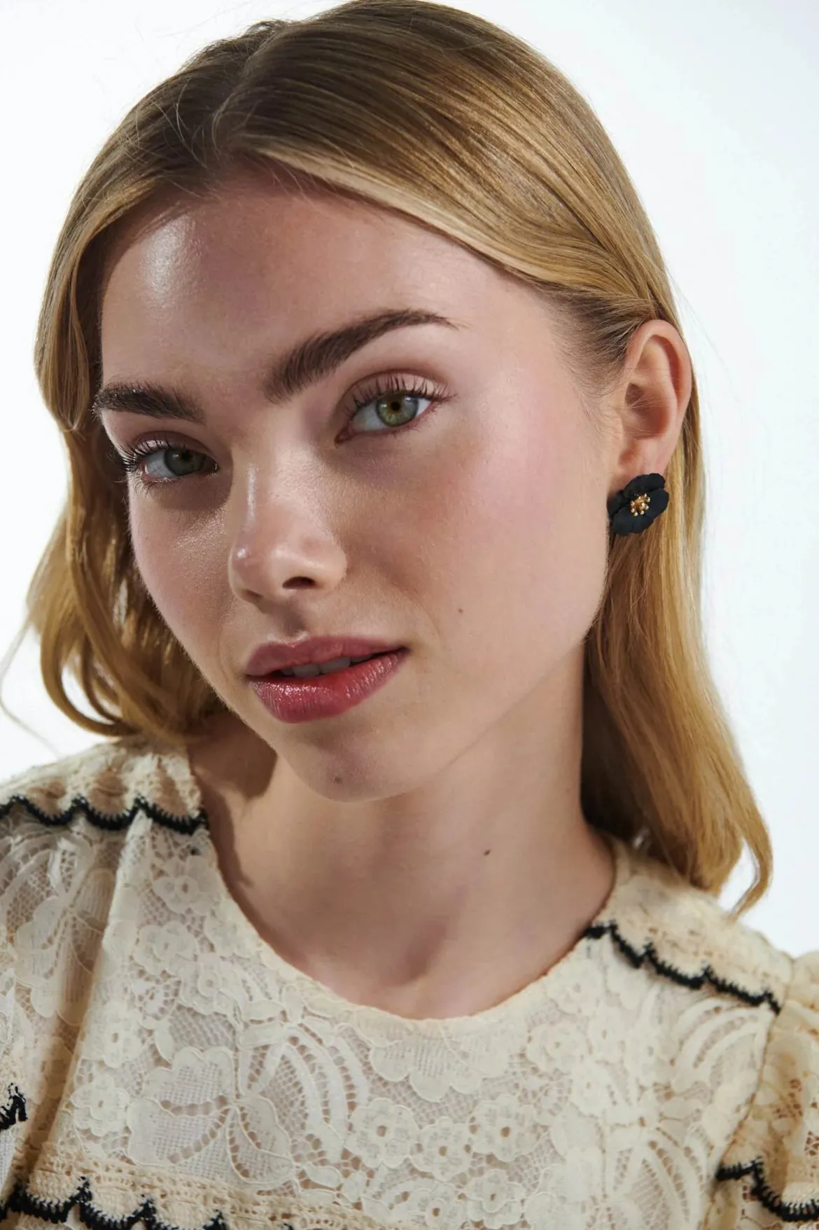 Bow 19 naisten korvakorut Flower Small Earrings, musta