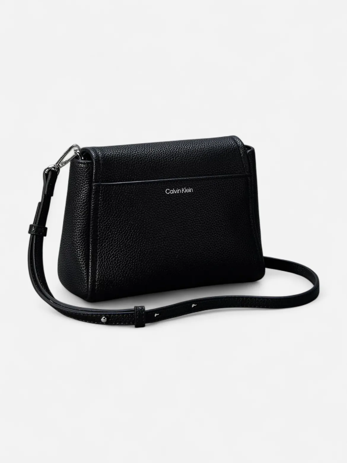 Calvin Klein Accessories naisten laukku K-Emblem HW Pebble Crossbody, musta