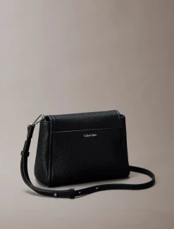 Calvin Klein Accessories naisten laukku K-Emblem HW Pebble Crossbody, musta