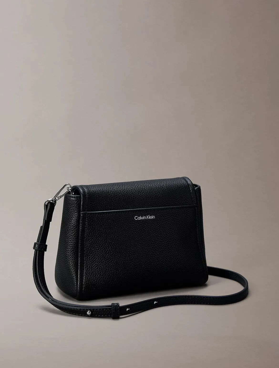 Calvin Klein Accessories naisten laukku K-Emblem HW Pebble Crossbody, musta