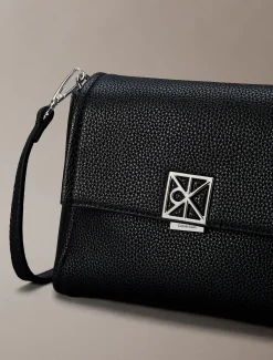 Calvin Klein Accessories naisten laukku K-Emblem HW Pebble Crossbody, musta