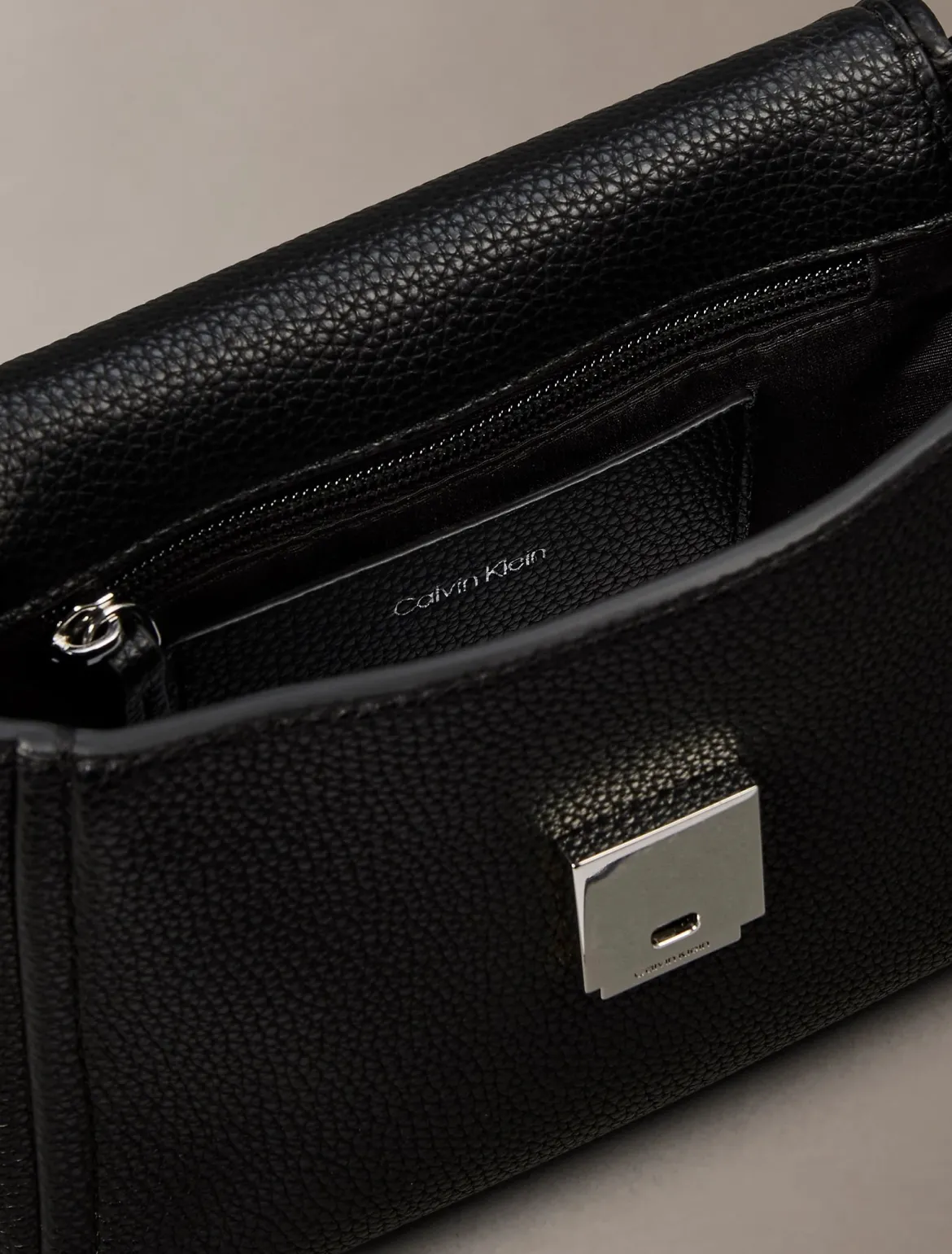 Calvin Klein Accessories naisten laukku K-Emblem HW Pebble Crossbody, musta
