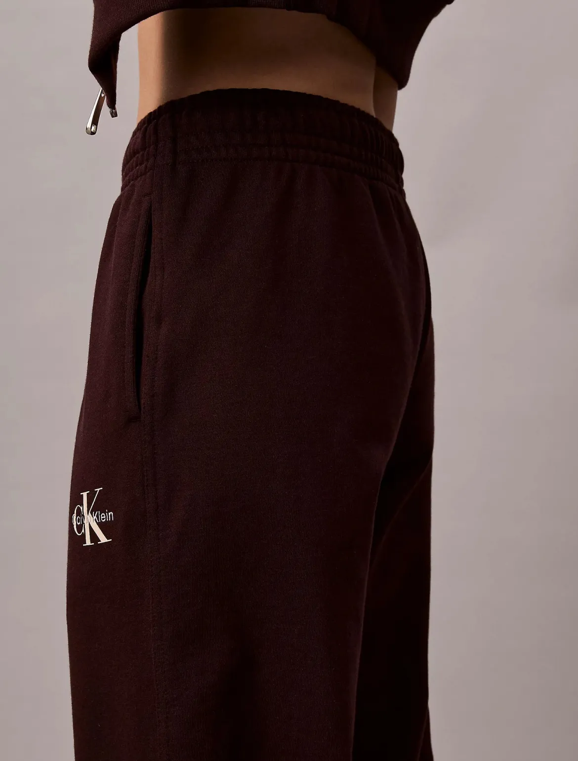 Calvin Klein Jeans naisten collegehousut Monology French Terry Jogger, tummanruskea