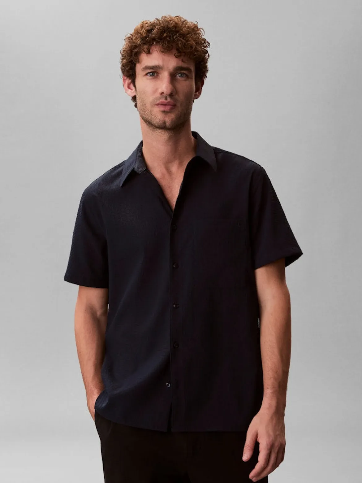 Calvin Klein Menswear miesten paita SS Solid Seersucker Classic Shirt, tummansininen