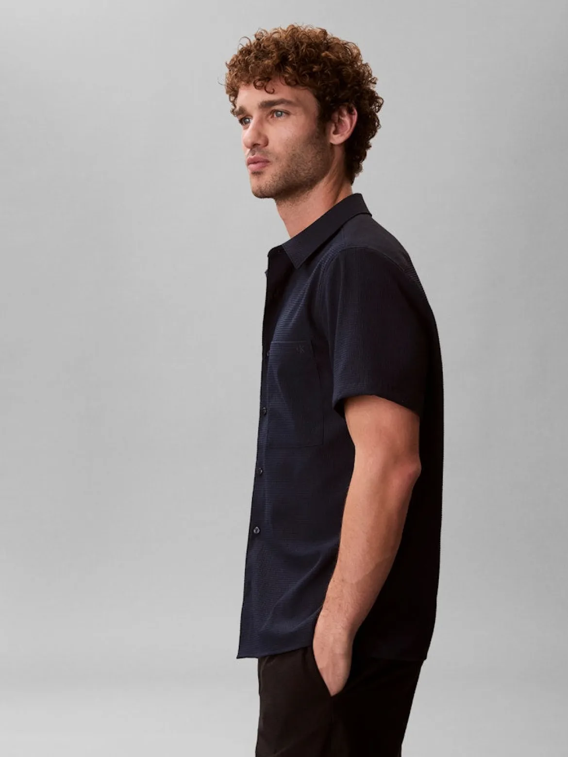 Calvin Klein Menswear miesten paita SS Solid Seersucker Classic Shirt, tummansininen