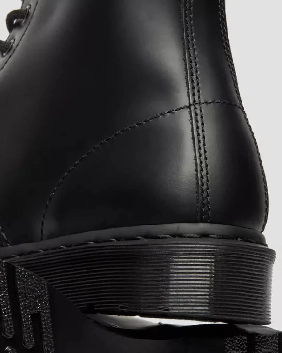 Dr. Martens unisex kengät, 1460 MONO 8 EYE BOOT Musta