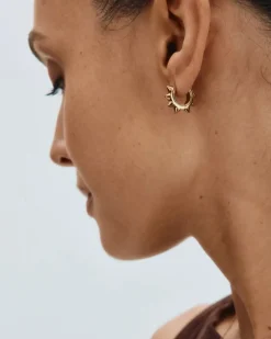 Edblad korvakorut Peak Hoops Icon M Gold, Gold pleated