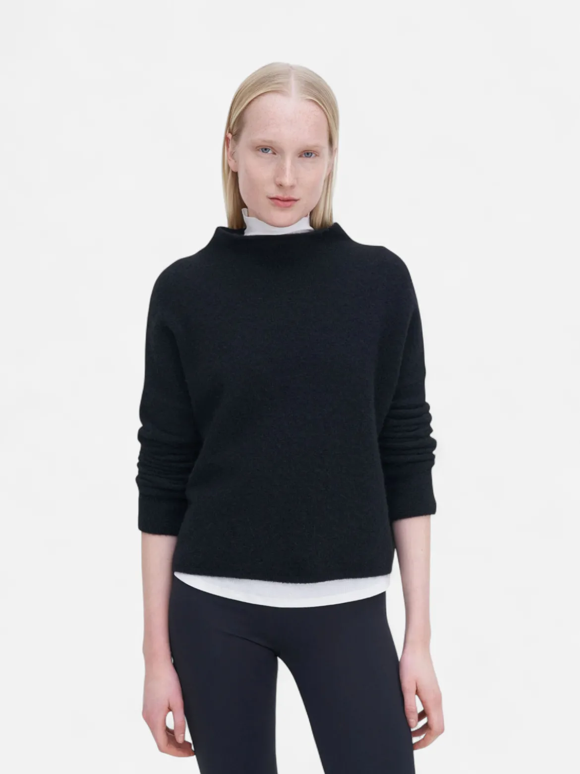 Filippa K naisten neulepusero Mika Yak Funnelneck Sweater, musta