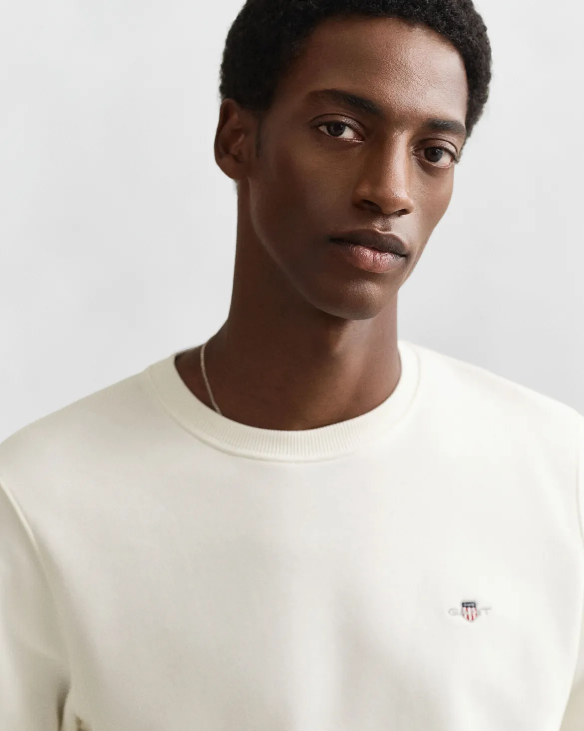 Gant miesten collegepaita Reg Shield C-Neck Sweater, luonnonvalkoinen
