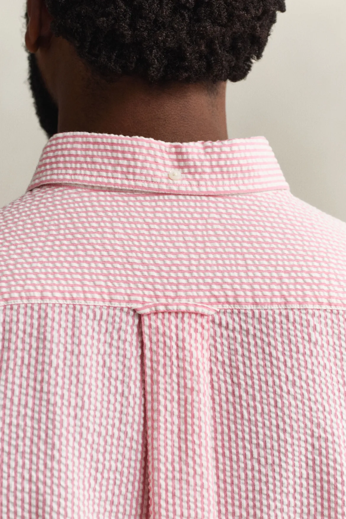 Gant miesten kauluspaita Regular Fit Striped Seersucker Shirt, raidallinen punainen