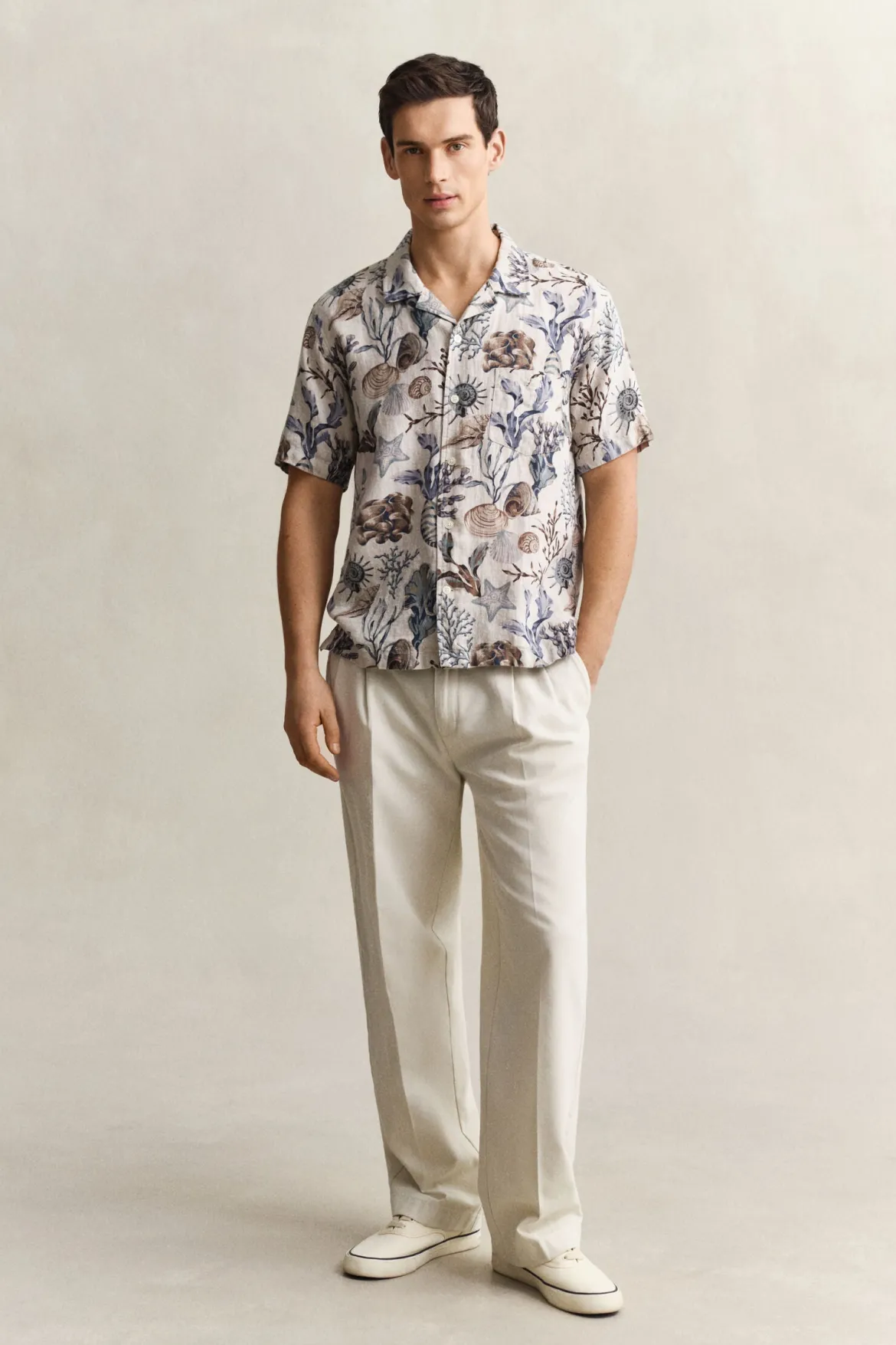 Gant miesten lyhythihainen kauluspaita K Reg Aop Camp Collar Shirt, kuosillinen beige