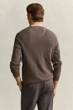 Gant miesten neulepusero Micro Textured Cotton C-Neck, vaaleanruskea