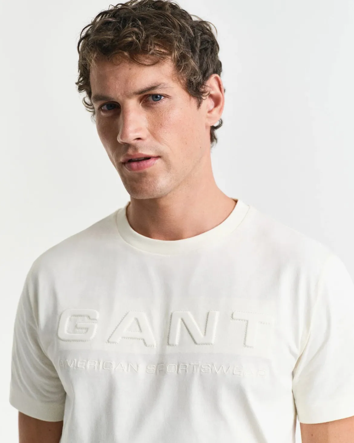 Gant miesten T-paita Embossed Graphic C-neck, luonnonvalkoinen