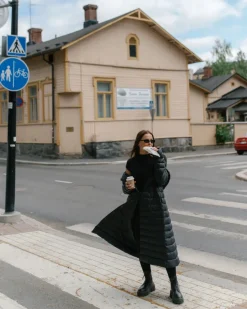 Joutsen naisten Kevytuntuvatakki Tuuliina, musta