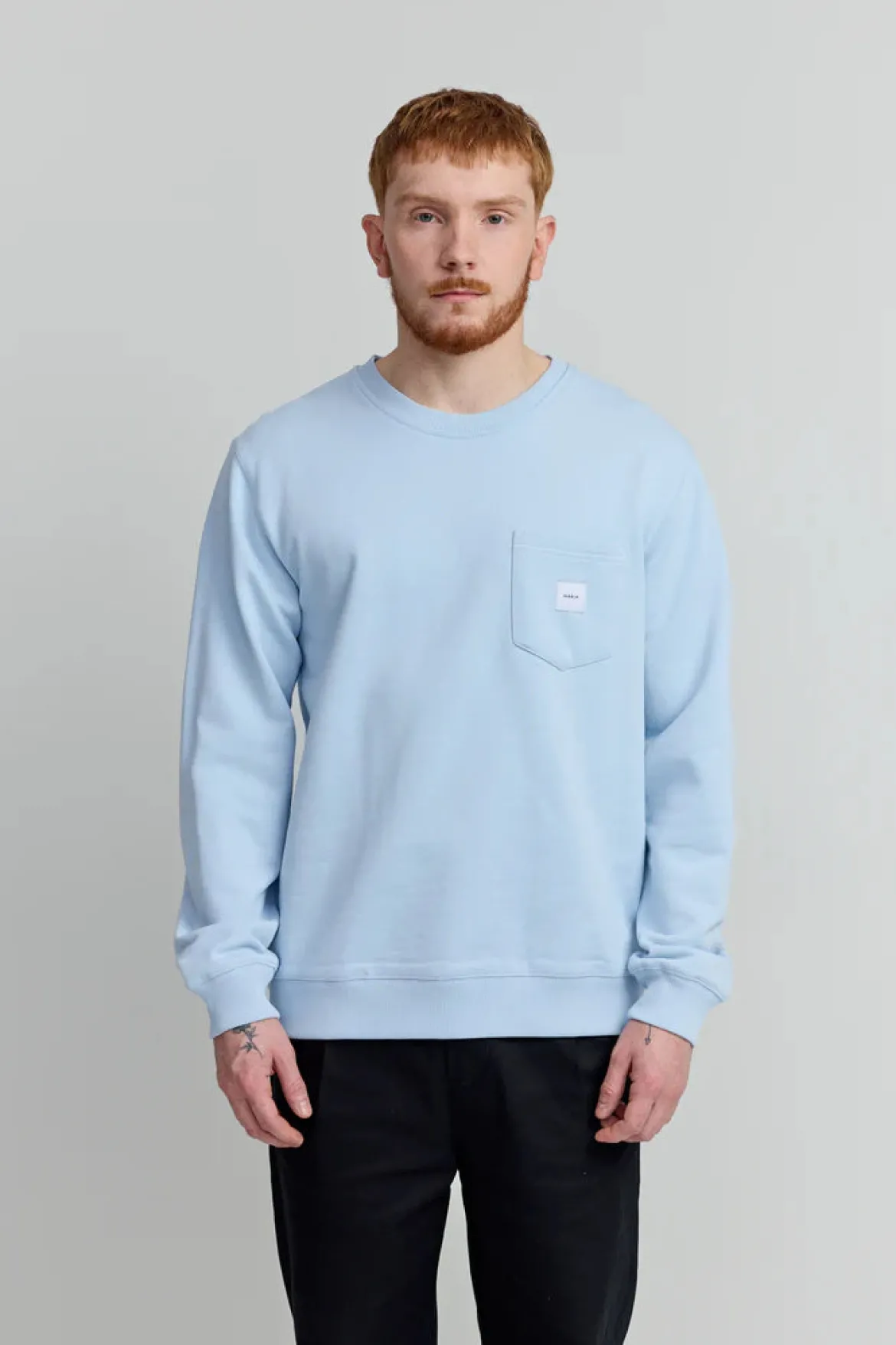 Makia miesten collegepaita Square Pocket Sweatshirt, vaaleansininen