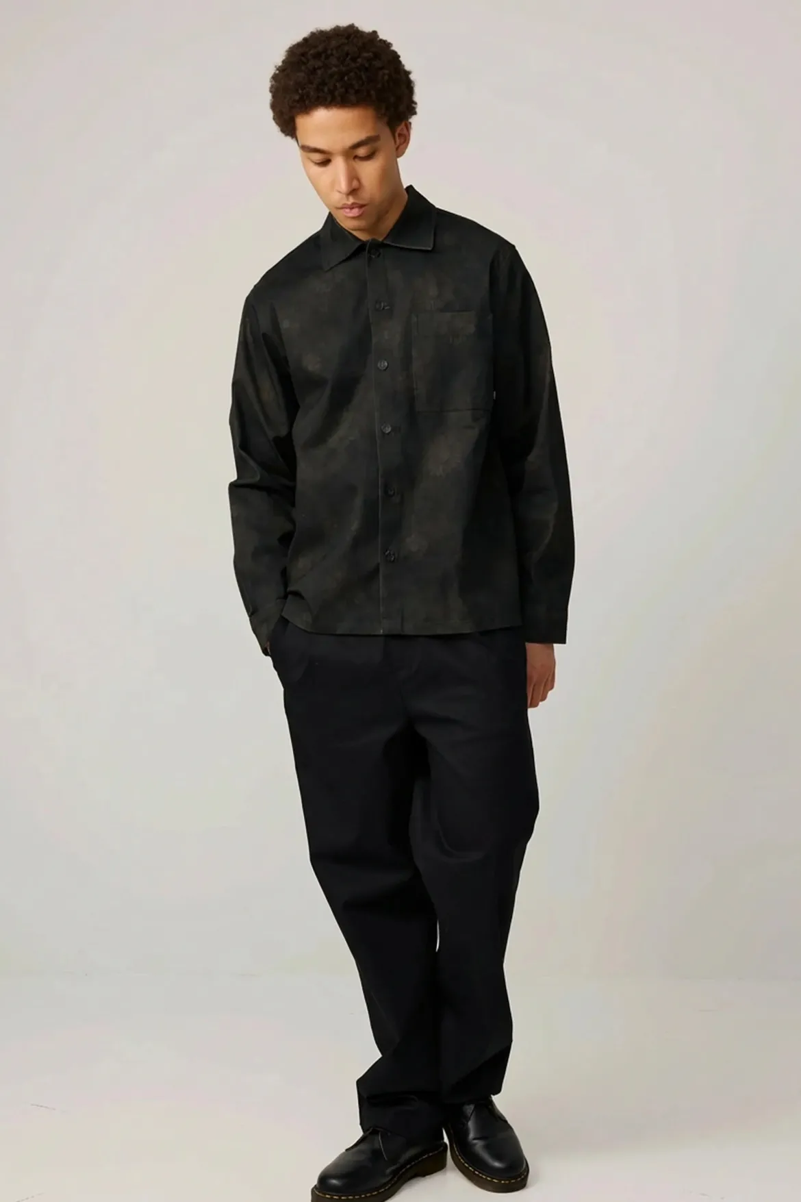 Makia miesten paitatakki Fleurine Overshirt, musta kuosillinen