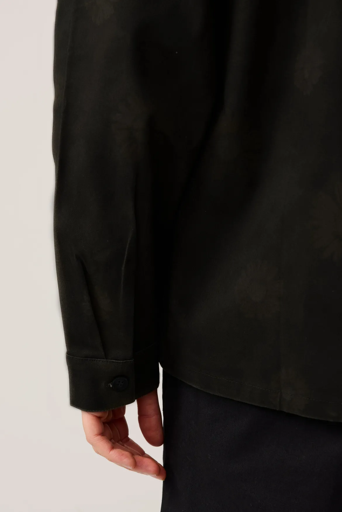 Makia miesten paitatakki Fleurine Overshirt, musta kuosillinen