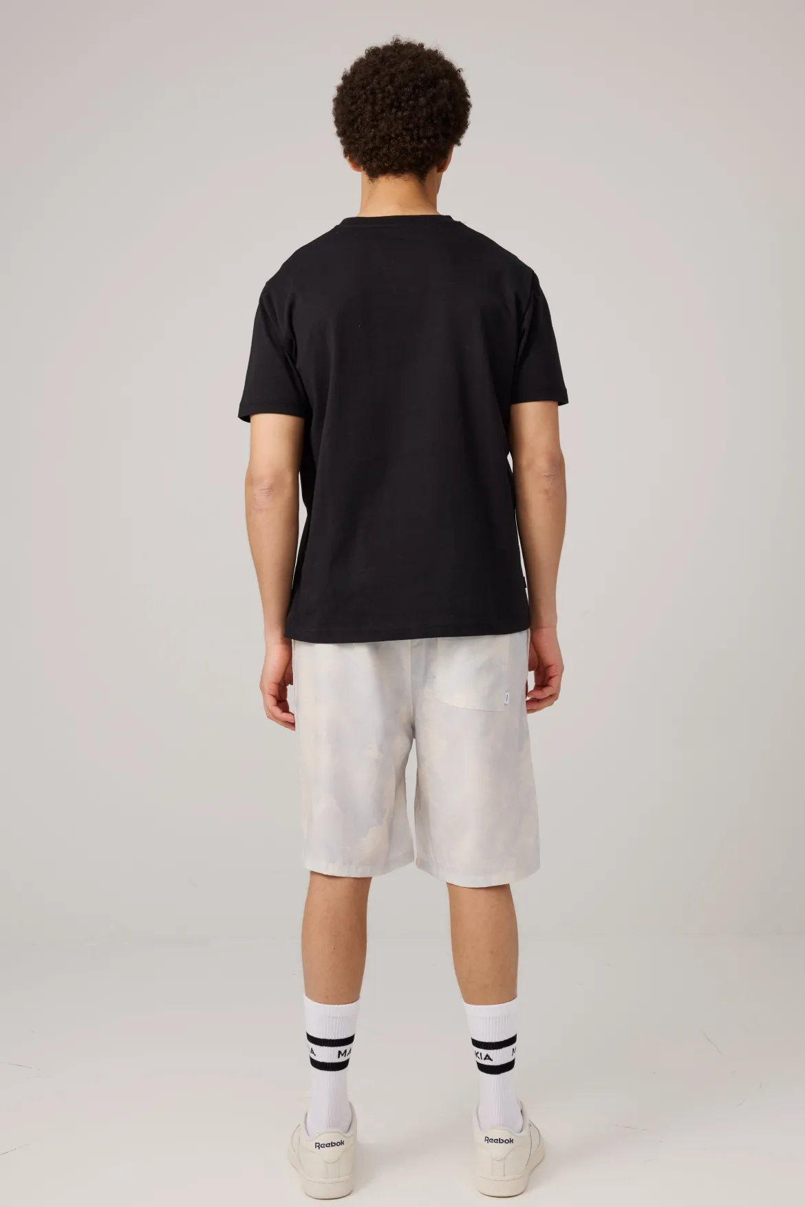 Makia miesten shortsit Odette Shorts, Valkopohjainen kuosi