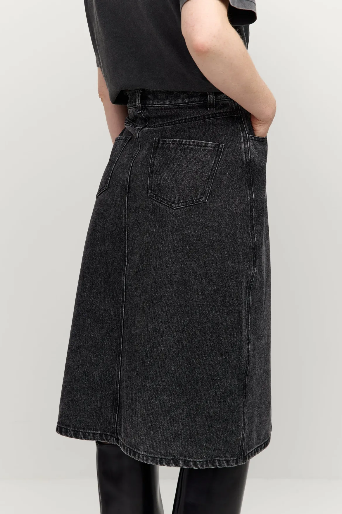Makia naisten farkkuhame Janet Denim Skirt, musta