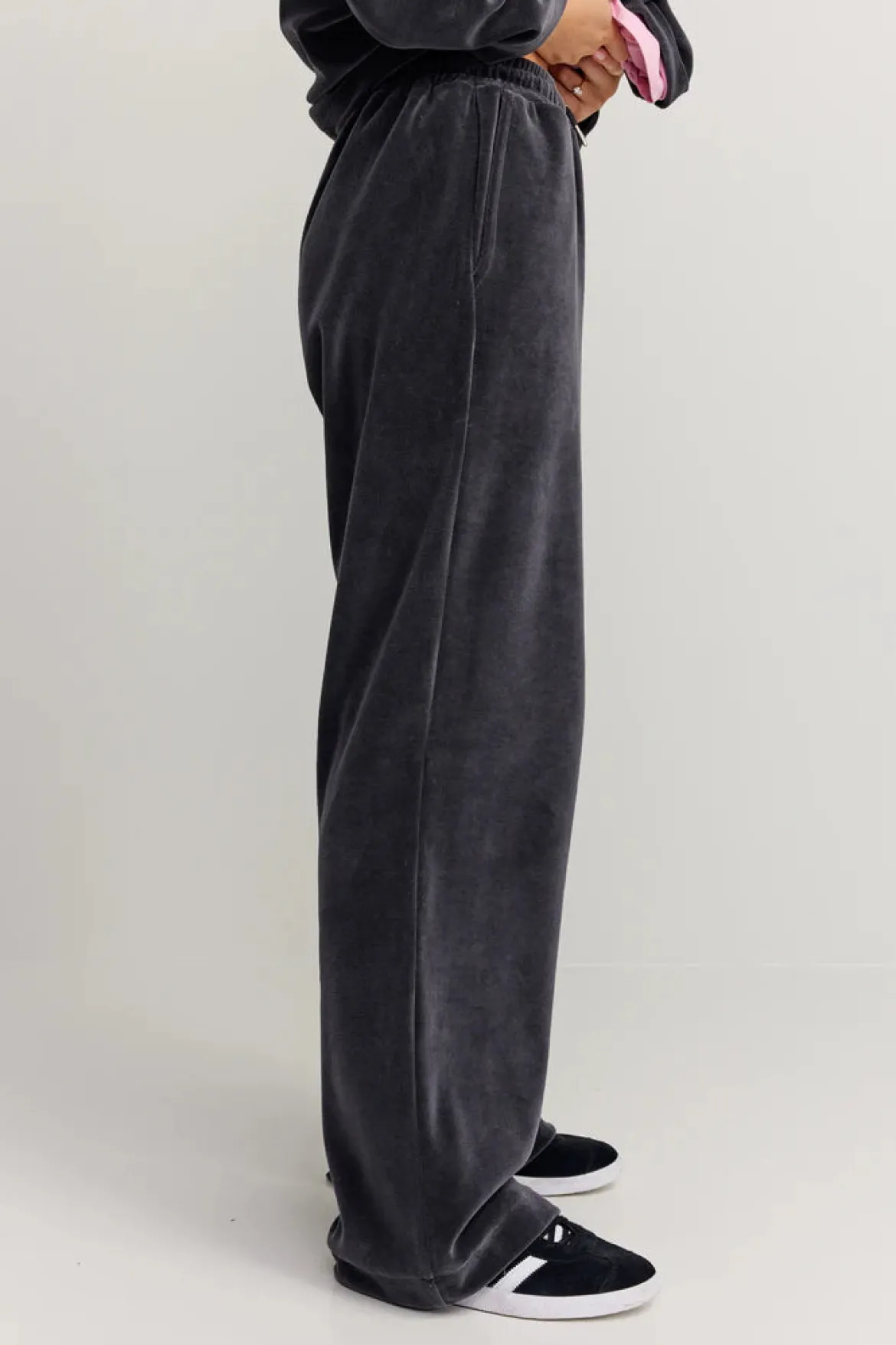 Makia naisten housut Anne Trousers, tummanharmaa