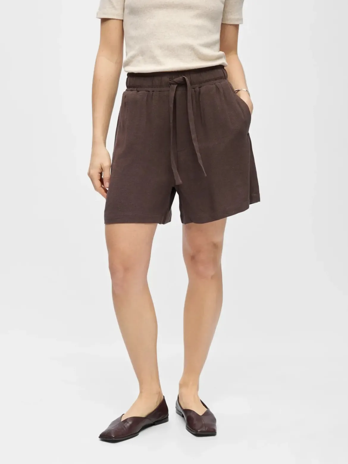Object naisten shortsit OBJSanne HW Wide Shorts, tummanruskea