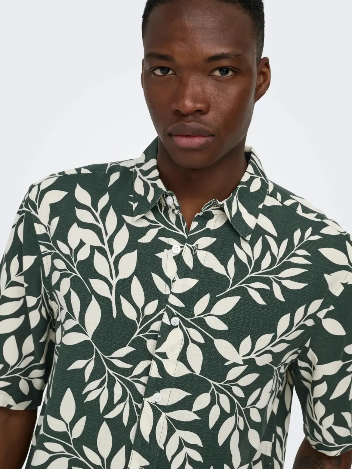 Only and Sons miesten kauluspaita Onsharvi Life SS Aop Shirt, Darkest Spruce Gardenia