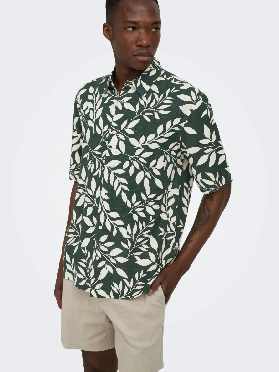 Only and Sons miesten kauluspaita Onsharvi Life SS Aop Shirt, Darkest Spruce Gardenia