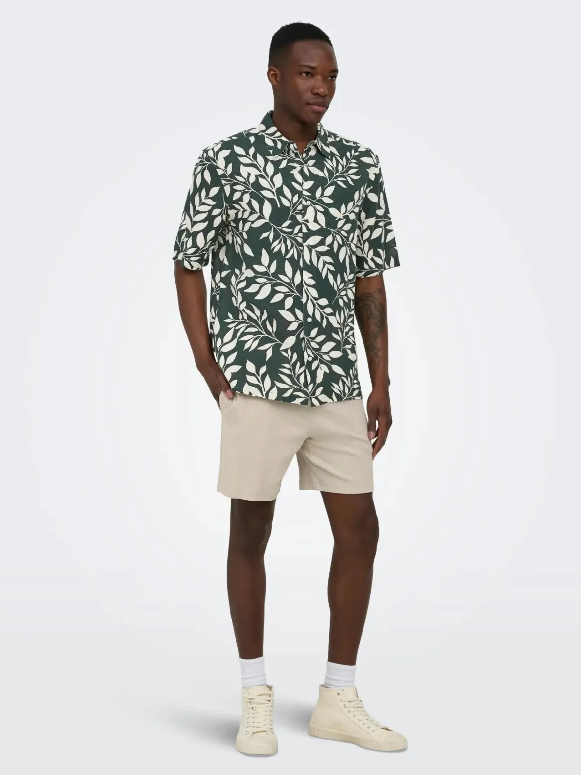Only and Sons miesten kauluspaita Onsharvi Life SS Aop Shirt, Darkest Spruce Gardenia