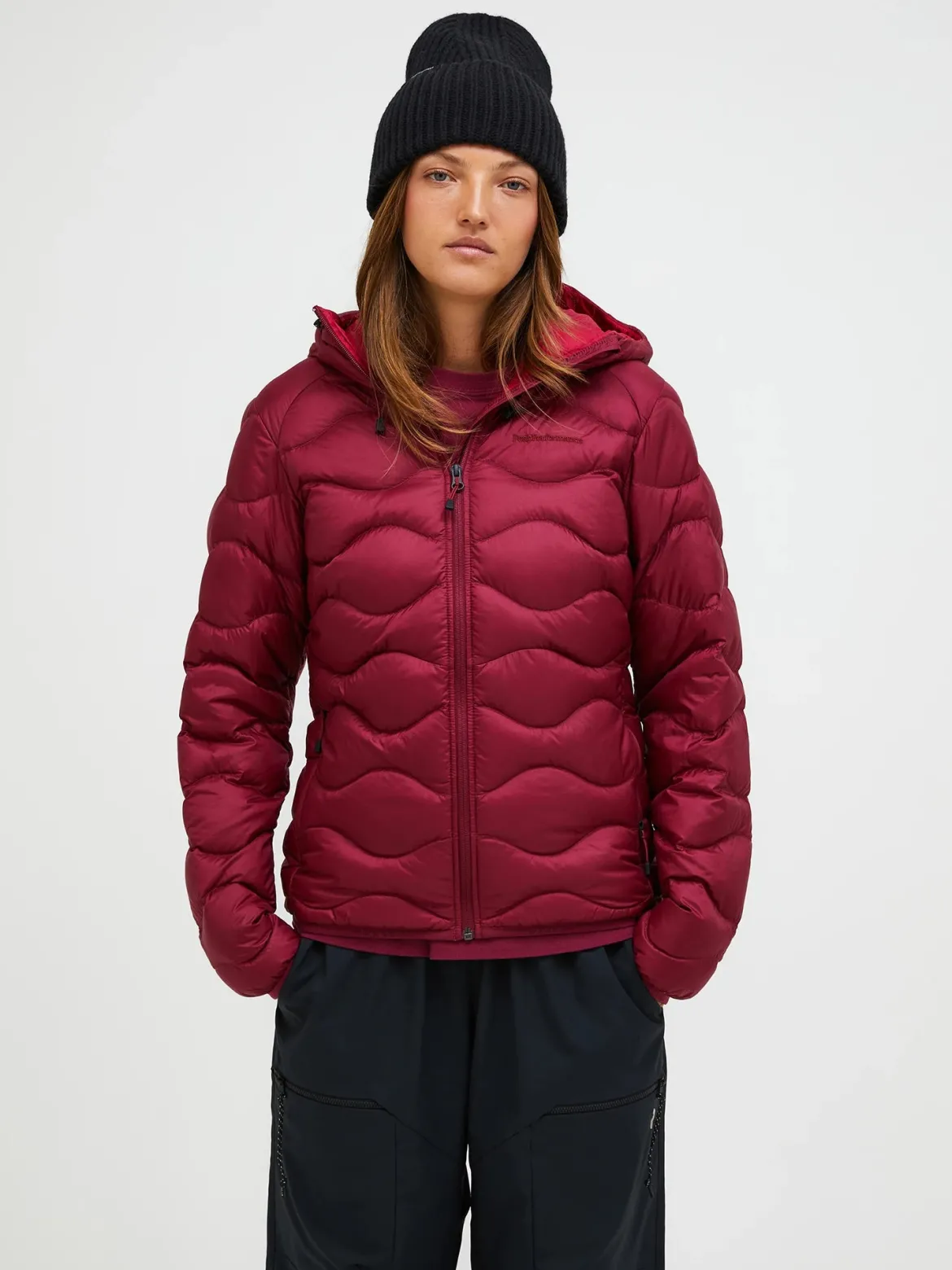 Peak Performance naisten kevytuntuvatakki W HELIUM DOWN HOOD JACKET, viininpunainen