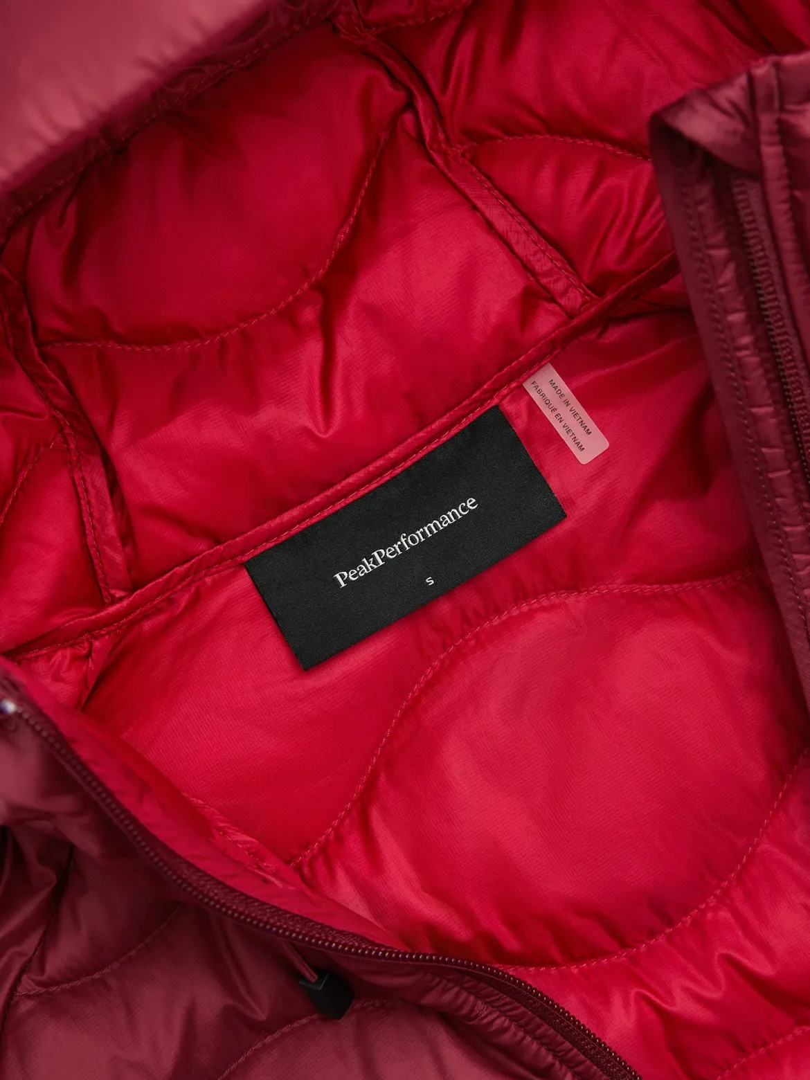 Peak Performance naisten kevytuntuvatakki W HELIUM DOWN HOOD JACKET, viininpunainen