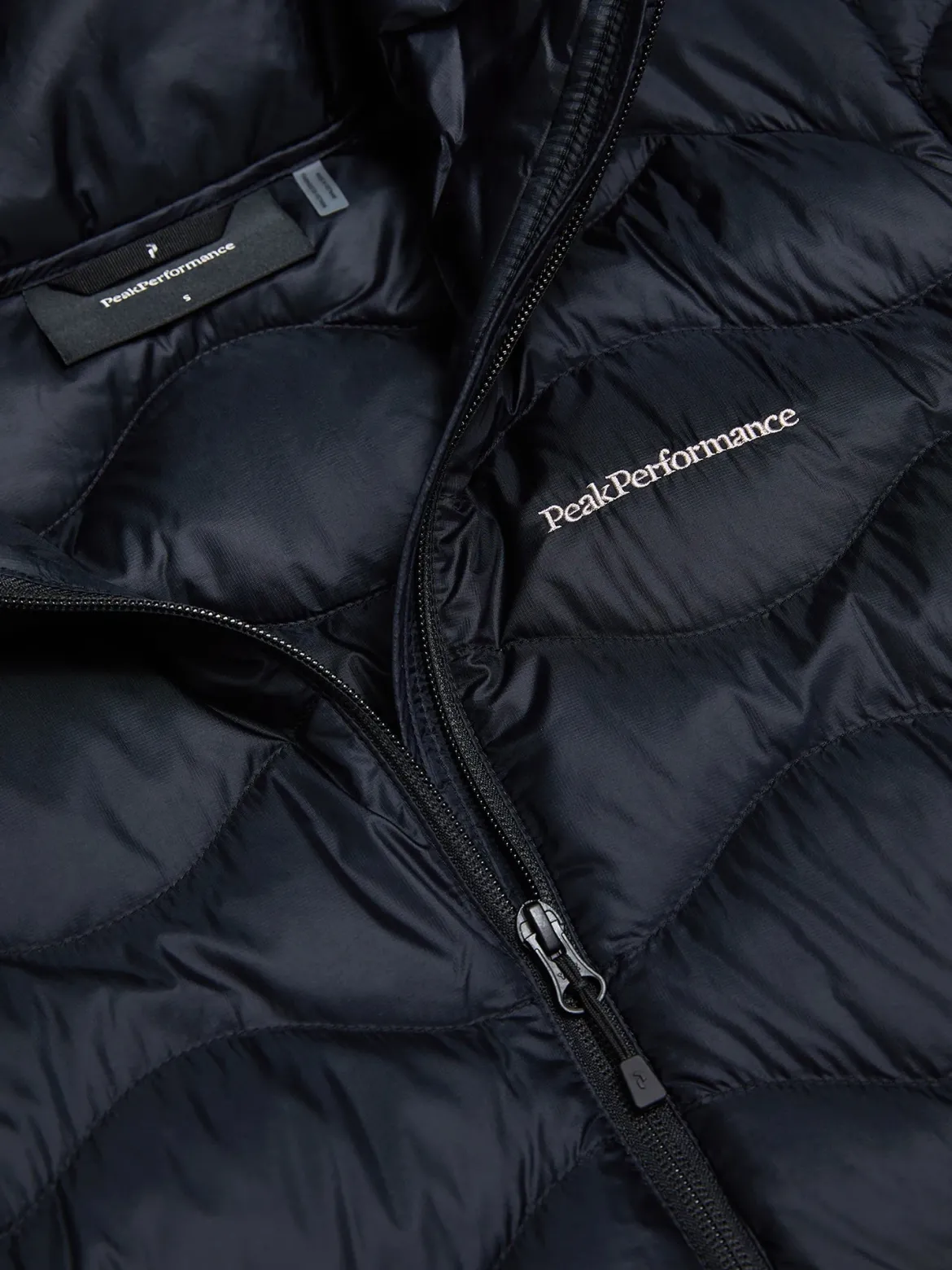 Peak Performance naisten untuvatakki Helium Down Coat, musta