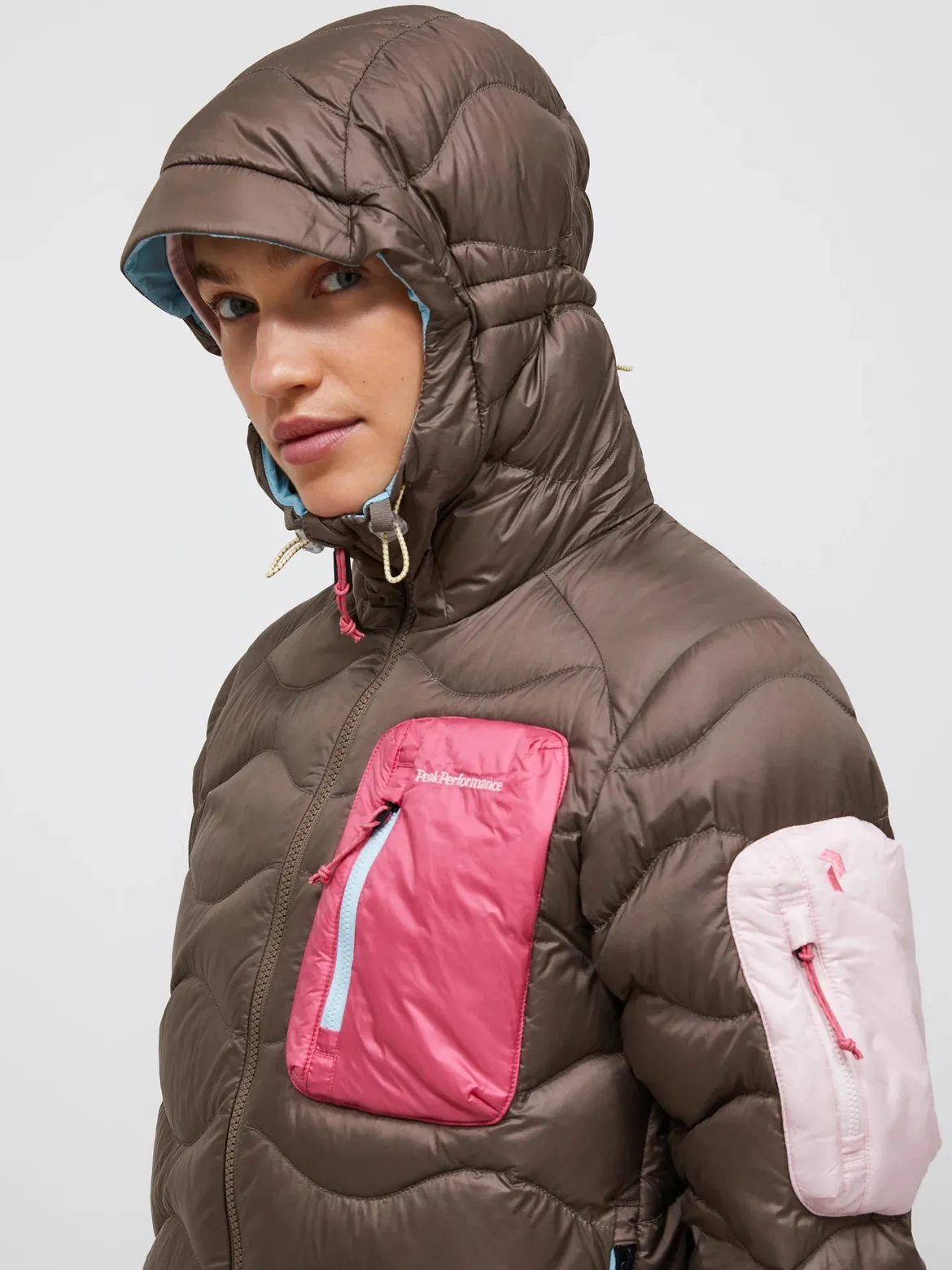 Peak Performance naisten untuvatakki Helium Utility Down Hood Jacket, kaakaonruskea