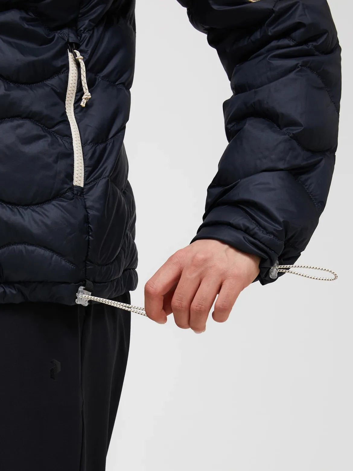 Peak Performance naisten untuvatakki Helium Utility Down Hood Jacket, musta