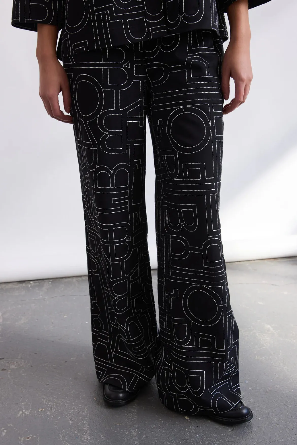 Philosophy Blues Original Naisten Suorat housut Mono Pants, musta kuosi