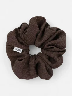 SUI AVA hiusdonitsi Zig-Zag Scrunchie, tummanruskea